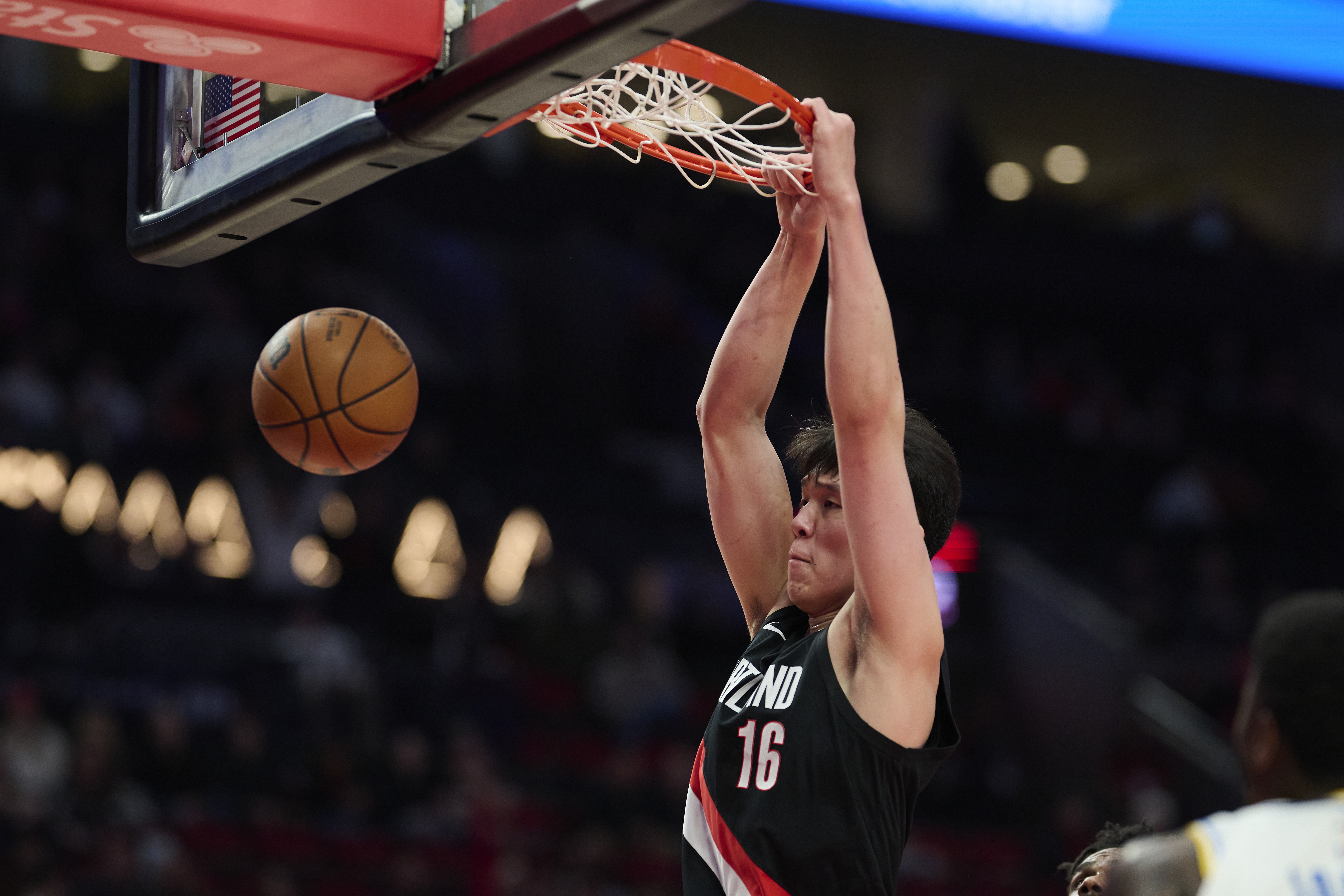 世界杯官网入口-媒体人：面对跟自己身材差不多的中锋时 杨瀚森欠缺稳定性&amp;强硬度